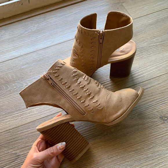 Shoes - BOOTIES